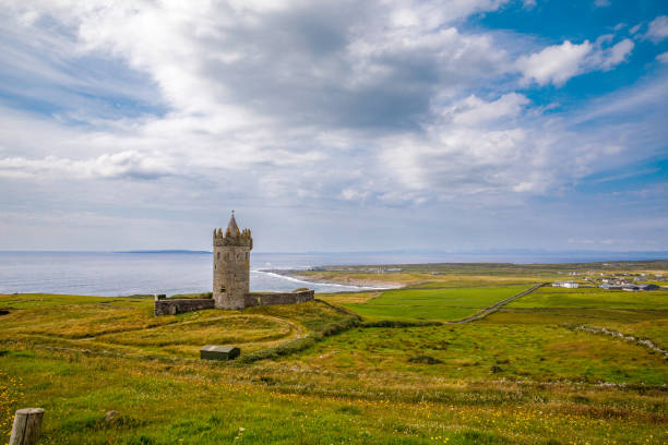 doonagore castle irland. schönes altes schloss am wild atlantic way. irisches landschaftsbild. - romrodinka stock-fotos und bilder