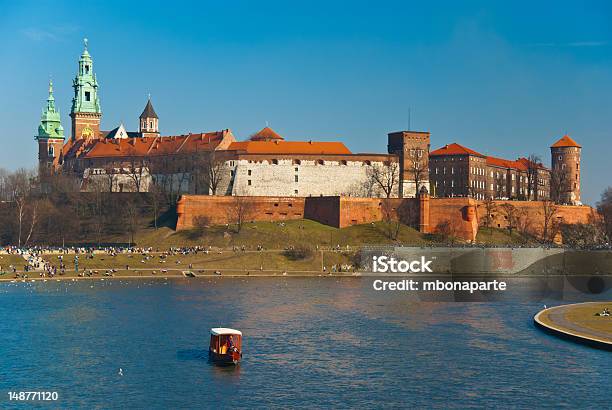 Foto de Castelo De Wawel E Gôndola Em Cracow Polônia e mais fotos de stock de Antigo - Antigo, Arquitetura, Azul