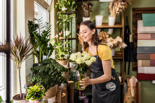 istock Woman florist is working 1487711232