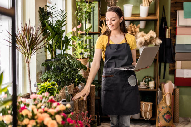 istock using laptop in flower shop 1487711406