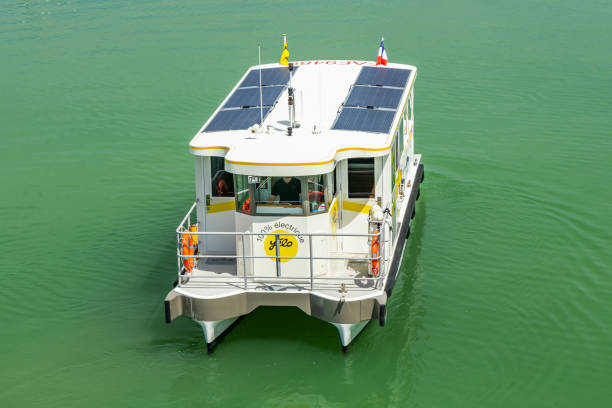 passeur yelo, una navetta elettrosolare silenziosa e non inquinante a la rochelle, francia - nonpolluting foto e immagini stock