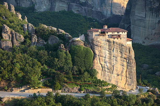 meteora - looking through window individuality old architecture - fotografias e filmes do acervo