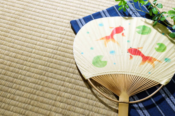 畳の上の日本の扇子。日本の夏の風景