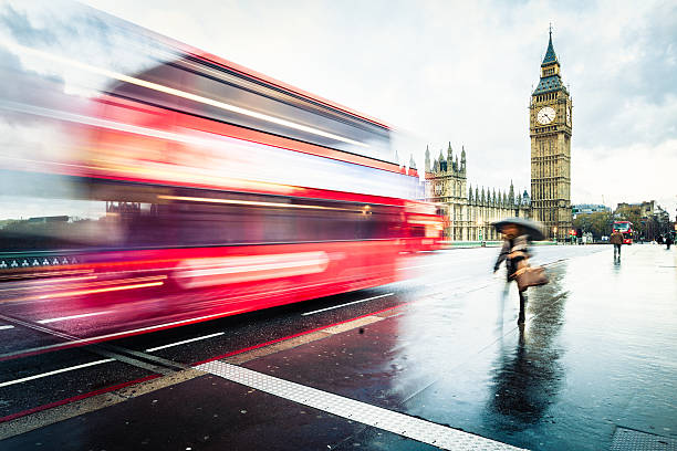 big ben in un giorno di pioggia - london in the rain foto e immagini stock