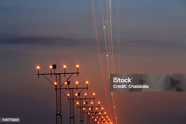 Foto de Noite No Aeroporto e mais fotos de stock de Aeroporto - Aeroporto, Avião, Noite