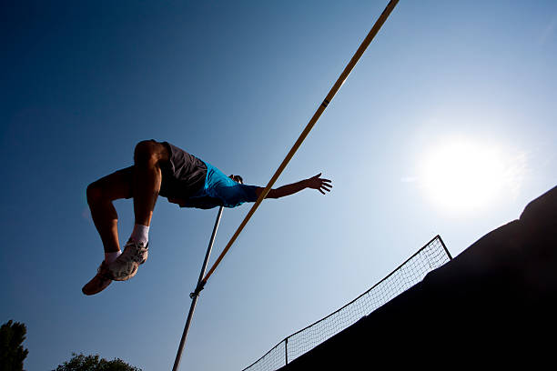salto em altura - unrecognizable person sky athlete competitive sport - fotografias e filmes do acervo