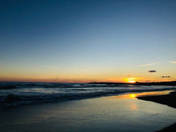 pôr do sol tranquilo à beira-mar - peacefull - fotografias e filmes do acervo