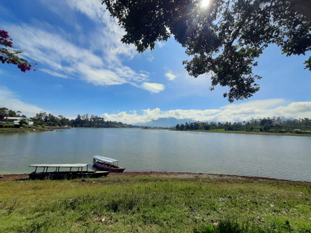istock Sunrise on sunday morning at lake 1487779174