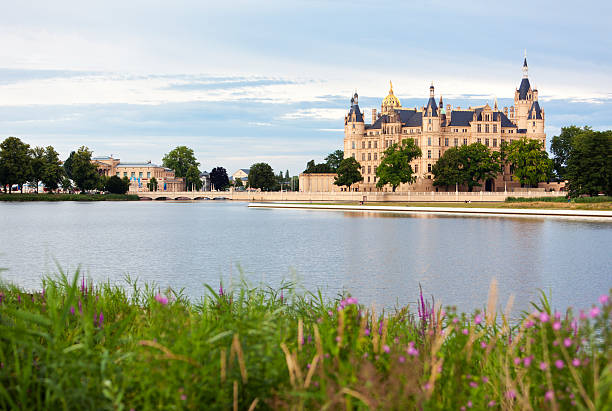 Schwerin Castle and lake Schwerin Castle, seat of the Landtag of Mecklenburg-Vorpommern and the Schwerin lake mecklenburg vorpommern photos stock pictures, royalty-free photos & images
