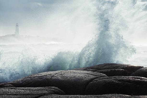 salt spray - storm tide tide wave high tide photos et images de collection