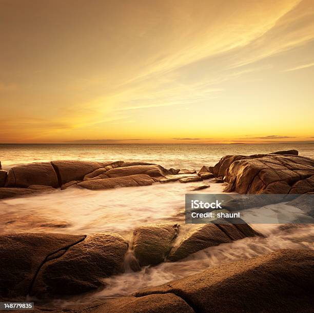 Varrer Amarelo Anoitecer - Fotografias de stock e mais imagens de Anoitecer - Anoitecer, Ao Ar Livre, Beleza natural