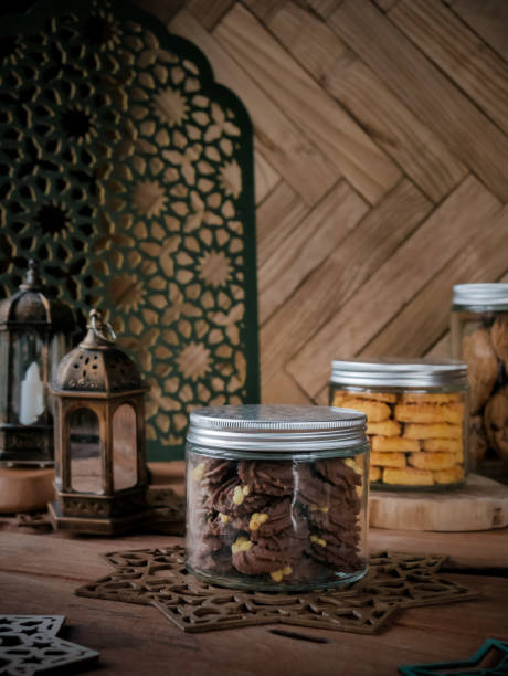 biscoitos variados de eid al fitr (kue kering lebaran). semprit coklat, kaastangel, soft cookies. comumente servido na celebração do eid al fitr ou lebaran, festa e celebração muçulmana - eid il fitr - fotografias e filmes do acervo