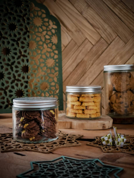 biscoitos variados de eid al fitr (kue kering lebaran). semprit coklat, kaastangel, soft cookies. comumente servido na celebração do eid al fitr ou lebaran, festa e celebração muçulmana - eid il fitr - fotografias e filmes do acervo