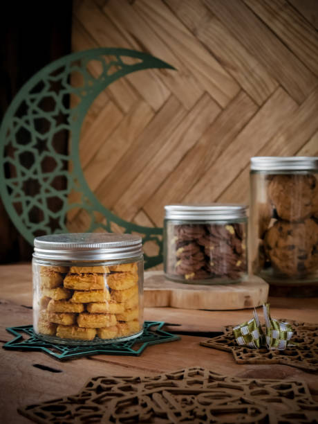 biscoitos variados de eid al fitr (kue kering lebaran). semprit coklat, kaastangel, soft cookies. comumente servido na celebração do eid al fitr ou lebaran, festa e celebração muçulmana - eid il fitr - fotografias e filmes do acervo