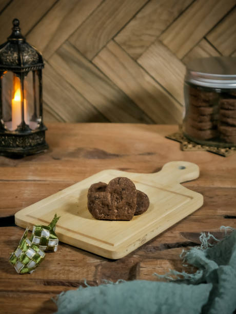 foco seletivo de deliciosos biscoitos de chocolate caseiros em forma de coração ou kukis coklat para lebaran ou eid al fitr, feitos com chocolate e aveia - eid il fitr - fotografias e filmes do acervo