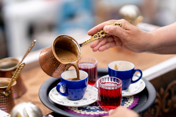 parzenie tureckiej kawy na gorącym piasku. tradycyjna metoda wytwarzania kawy w turcji i na bliskim wschodzie - horizontal pouring nobody coffee cup zdjęcia i obrazy z banku zdjęć