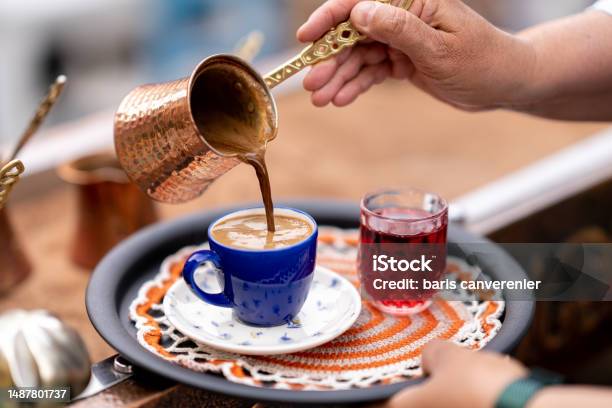 Cafe Turc Photo libre de droit de Café Turc De Brassage Sur Le Sable Chaud La ...