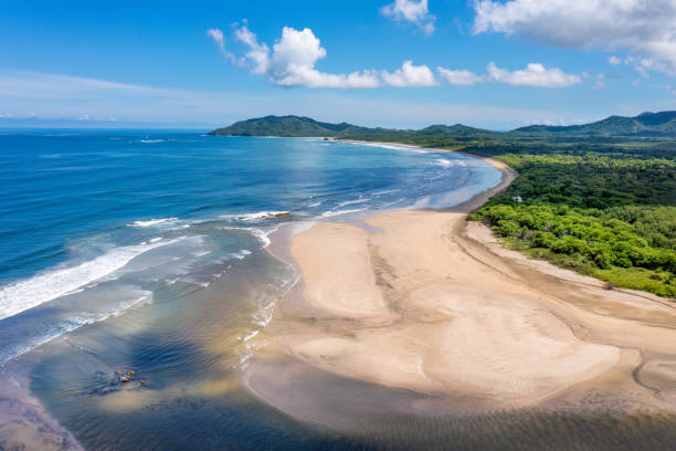 praia do tamarindo e estuário, guanacaste, costa rica - tamarindo - fotografias e filmes do acervo