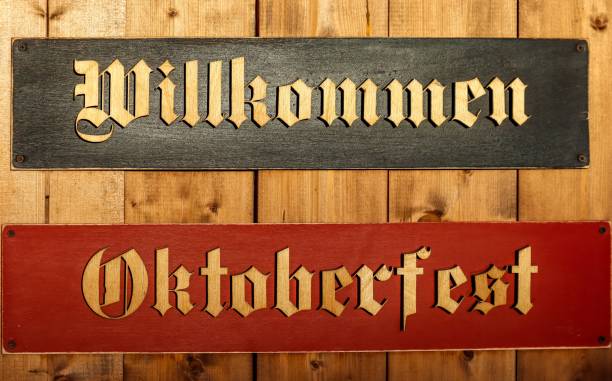 the inscription "welcome to oktoberfest" in german - oktoberfest beer munich german culture imagens e fotografias de stock