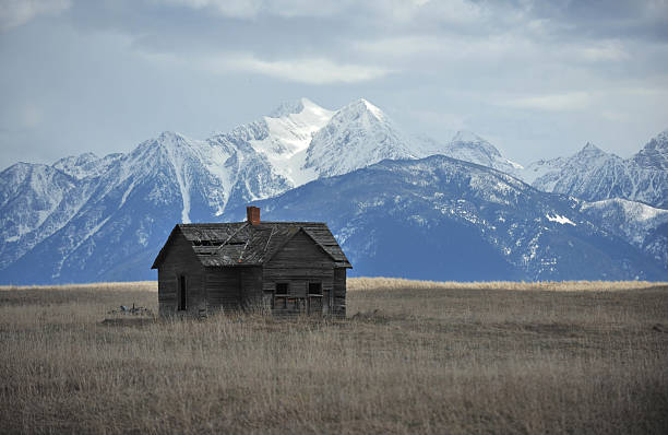 미션 산 농장 하우스 - montana plain prairie mountain 뉴스 사진 이미지