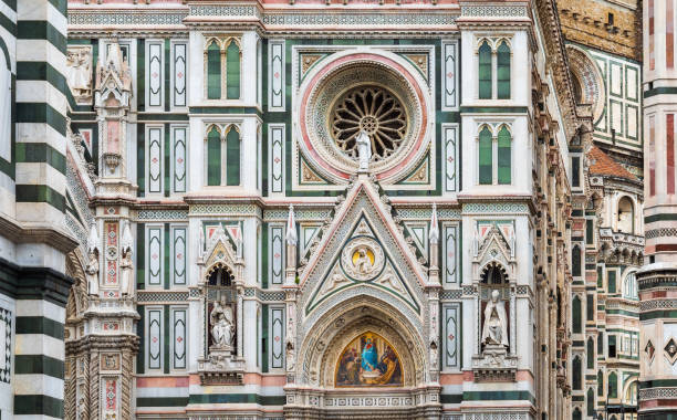 detalhes do exterior da cattedrale di santa maria del fiore (catedral de santa maria da flor) - a igreja principal de florença, toscana, itália. close-up com detalhes - florence italy italy sky cathedral - fotografias e filmes do acervo