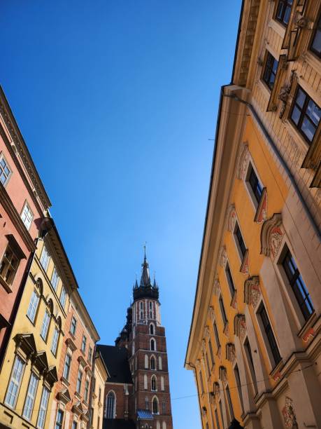 vista de la torre de la iglesia de santa maría desde la perspectiva de la calle florianska. - florianska street fotografías e imágenes de stock