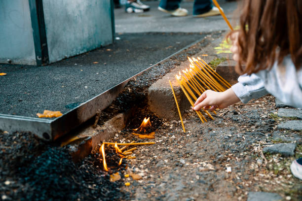 velas acesas na calçada. luto pela perda na vigília - child grief mourner disappointment - fotografias e filmes do acervo