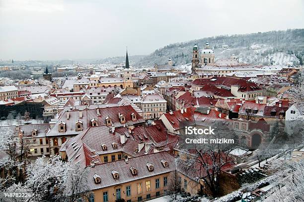 Nívea Paisaje De La Ciudad De Praga En El Invierno Foto de stock y más banco de imágenes de Aire libre