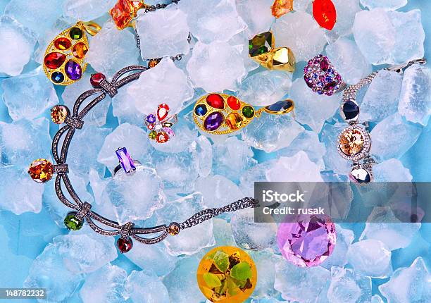 Jewels En Hielo Foto de stock y más banco de imágenes de Brillante - Brillante, Collar de perlas - Joyas, Decoración - Objeto