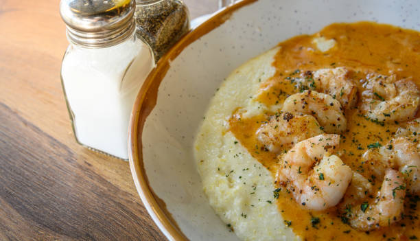 bol de crevettes et de gruaux - grits prepared shrimp restaurant food photos et images de collection