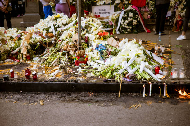 vigília pelas vítimas de tiroteio em escola em belgrado - child grief mourner disappointment - fotografias e filmes do acervo