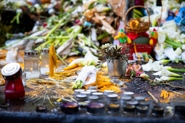 luto pela perda na vigília - child grief mourner disappointment - fotografias e filmes do acervo