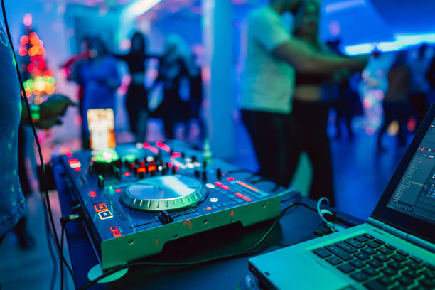 console del dj a una festa al chiuso - latin music foto e immagini stock