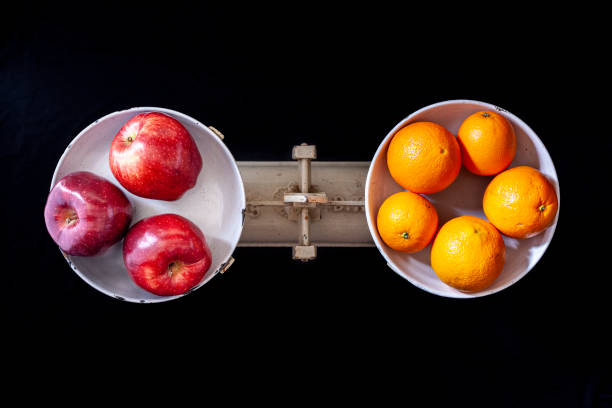 dalle mele alle arance - comparison apple orange isolated foto e immagini stock