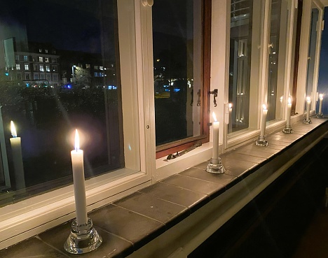 The custom of lighting candles in windows on May 4th as a reminder of the five years when Danish cities spent their nights in total darkness.