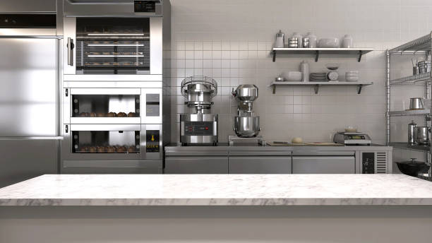 tavolo vuoto pulito in marmo bianco a isola in cucina commerciale professionale da forno con convezione in acciaio inossidabile, forno a ponte, congelatore, frigorifero, ripiano, armadio, pane, panino - convection foto e immagini stock