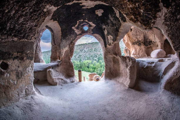 blick auf die cavate-öffnung von innen, eine höhle, die von den vorfahren pueblo als zuhause genutzt wurde, talus house area, frijoles canyon, bandelier nm, new mexico - bandelier national monument stock-fotos und bilder