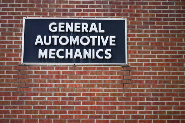 istock General automotive mechanics sign 1487849255