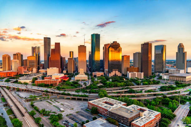 houston skyline at sunset - houston texas skyline texas office building fotografías e imágenes de stock