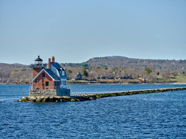 latarnia morska rockland breakwater widziana z promu płynącego z powrotem do portu rockland z miastem rockland maine w tle - rockland breakwater light zdjęcia i obrazy z banku zdjęć