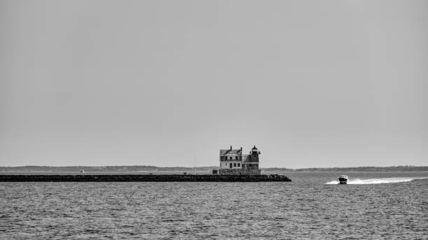 łódź motorowa okrąża latarnię morską falochron rockland w drodze do doku w rockland w stanie maine - rockland breakwater light zdjęcia i obrazy z banku zdjęć