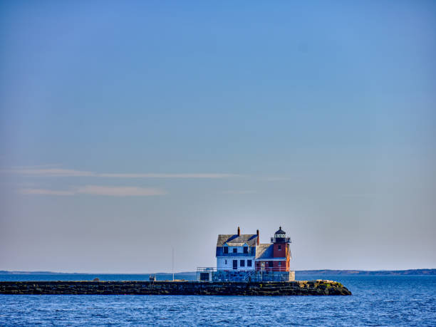 luce del mattino sul faro di rockland breakwater e sul molo di rockland maine visto dal traghetto vinalhaven che si dirige verso il mare aperto - maine rockland maine waterbreak rockland breakwater light foto e immagini stock