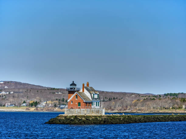 luce del mattino sul faro di rockland breakwater e sul molo - maine rockland maine waterbreak rockland breakwater light foto e immagini stock