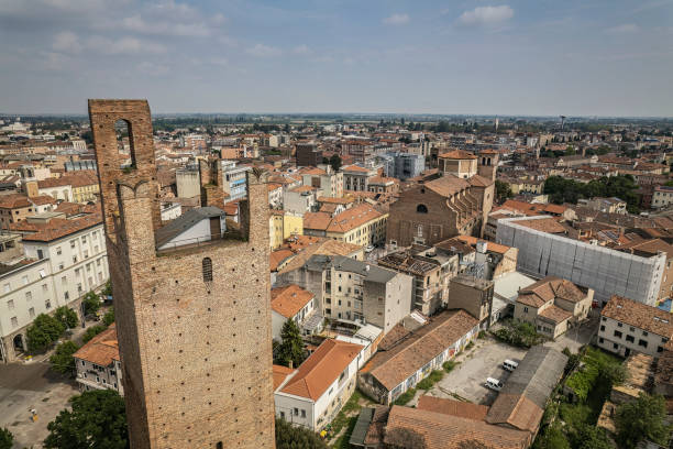 로비고 시티(rovigo city)와 그 상징적인 타워의 조감도 - rovigo 뉴스 사진 이미지