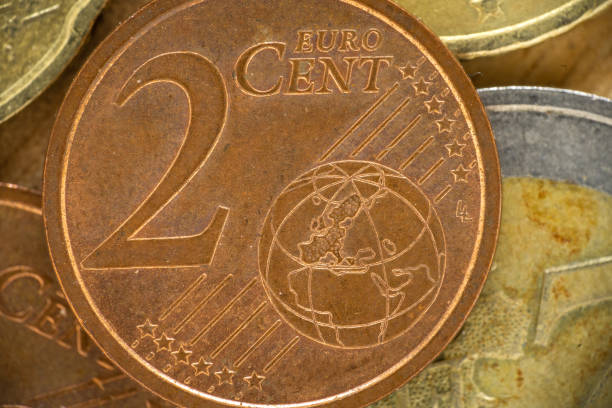 двухцентовая монета (евро). обратная сторона, макро - european union coin european union currency coin front view стоковые фото и изображения