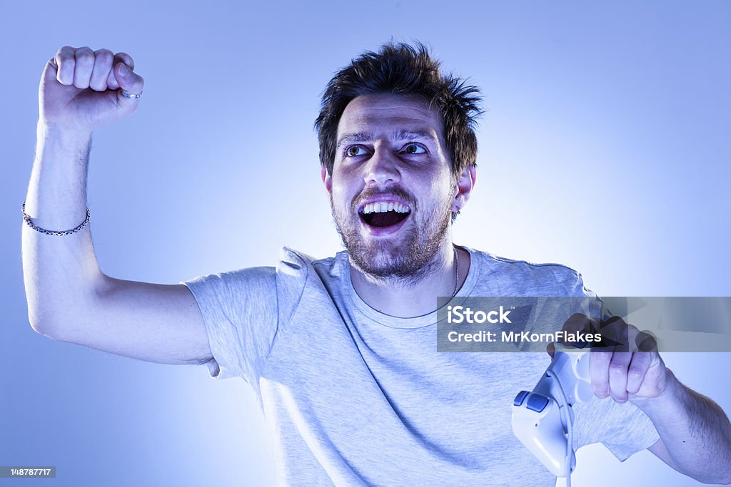 Gioia uomo con Gamepad - Foto stock royalty-free di 25-29 anni