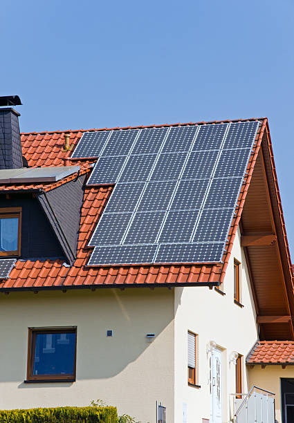 com painéis solares no telhado - klimaschutz - fotografias e filmes do acervo