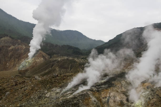 montanha papandayan em garut west java indonésia - algi - fotografias e filmes do acervo