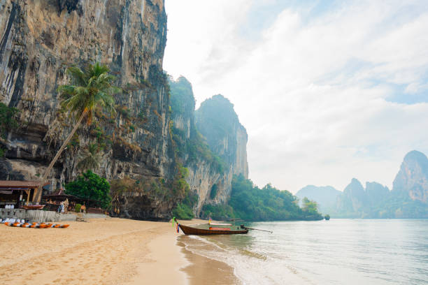 thajské taxi lodě na pláži railey - ko samui - stock snímky, obrázky a fotky