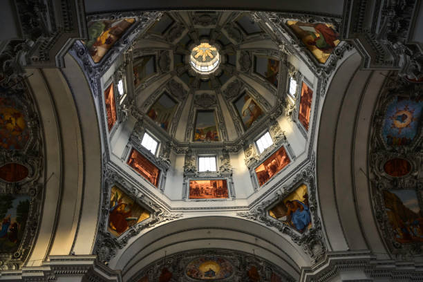 schöne decke der salzburger domkuppel - österreich - indoors cathedral salzburg cathedral salzburg stock-fotos und bilder